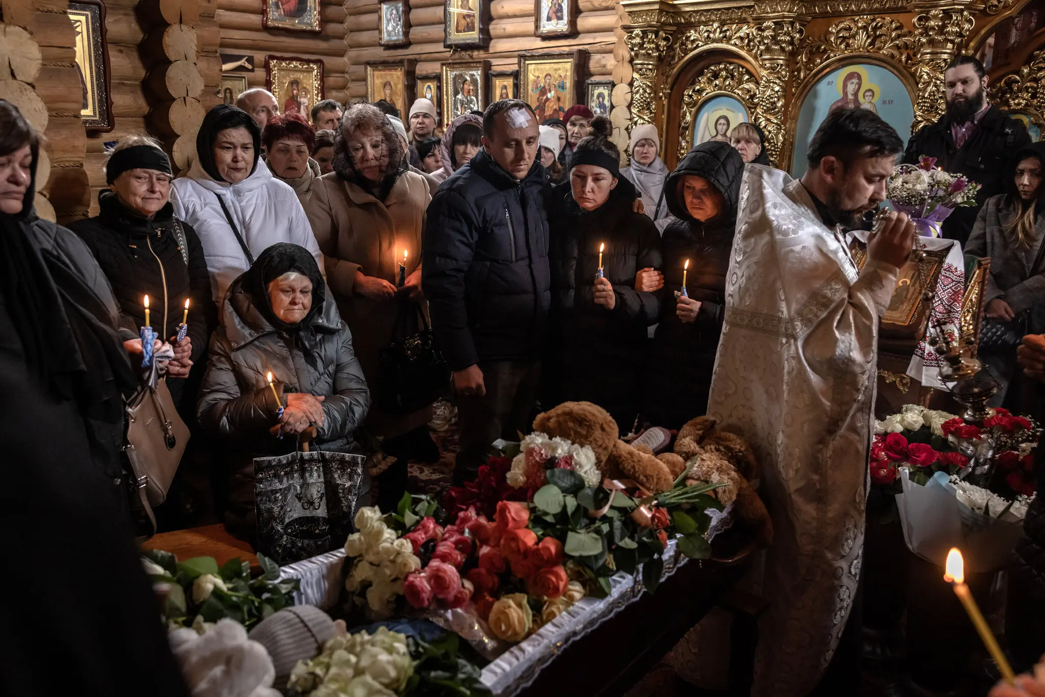 Родіон Яцко (у центрі) та його дружина Анна Яцко на похоронах сина Радислава.